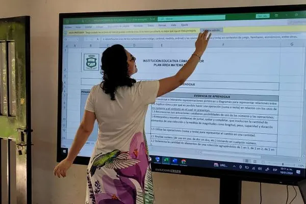 Smart classroom with an interactive display at a school in Armenia, Quindío